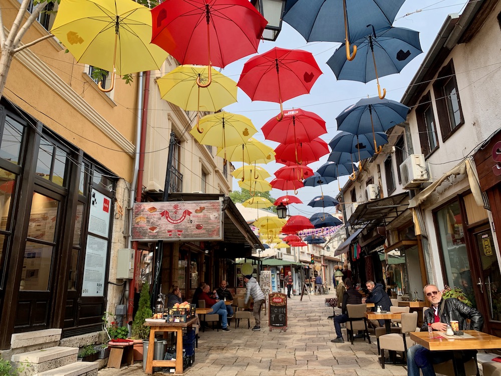 Ulice s deštníky v Old Bazaar