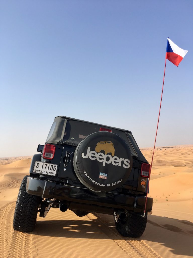 Jeep v poušti