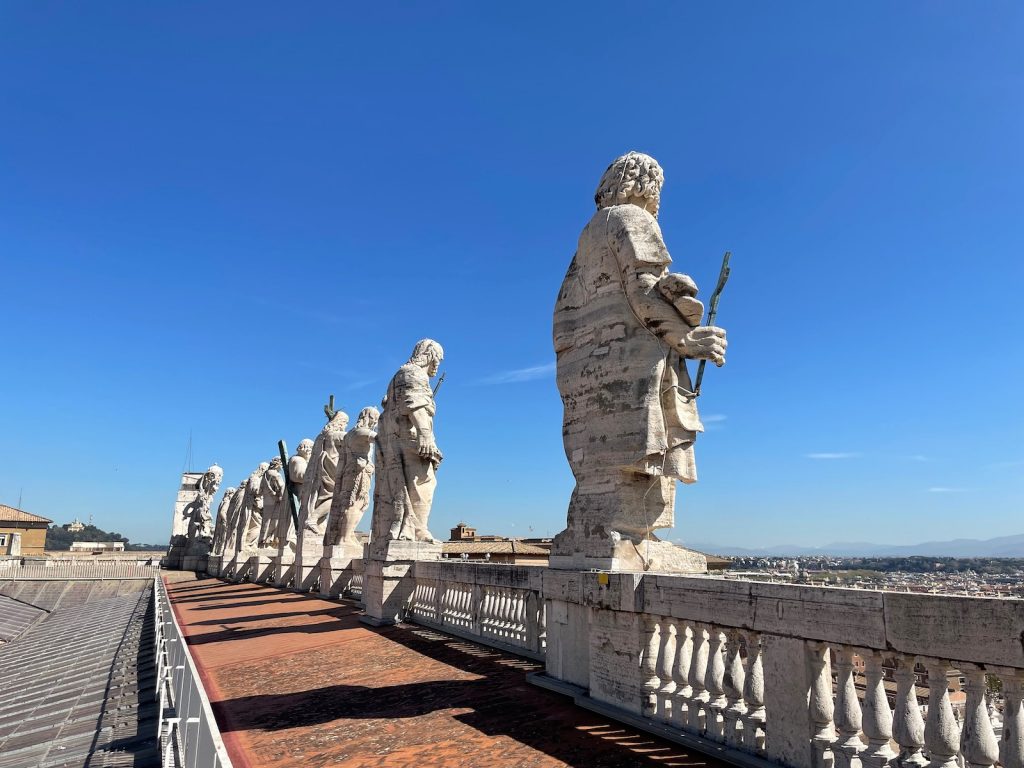 Vatikán - sochy na střeše Baziliky Sv. Petra