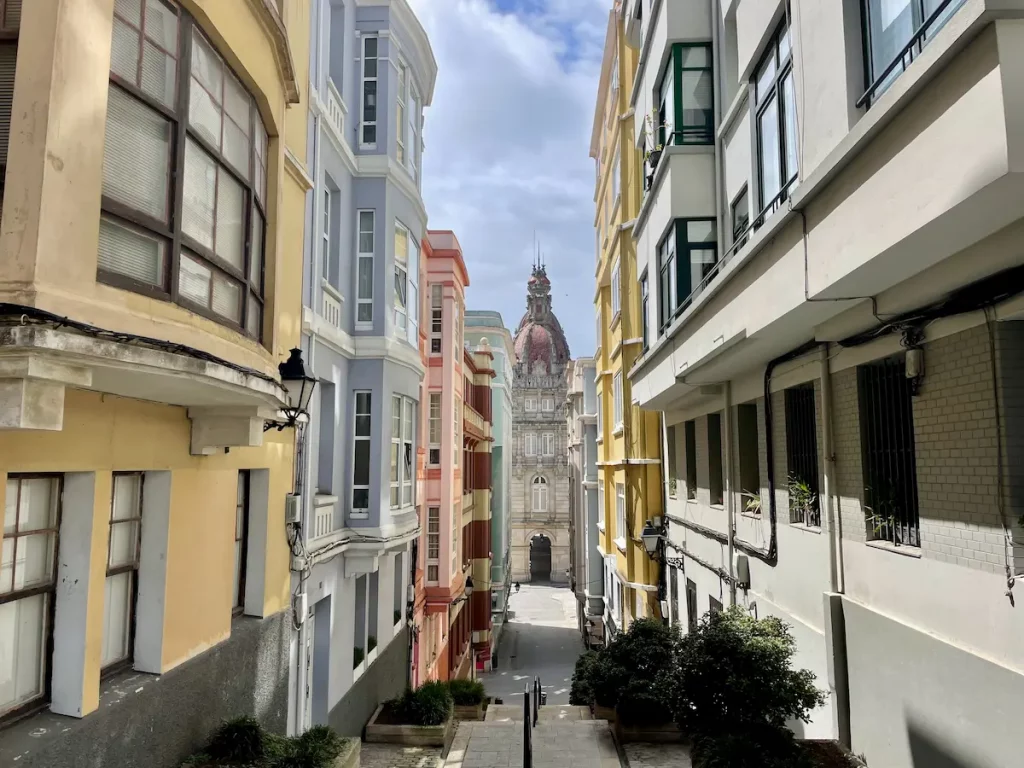 Ulice v A Coruña s výhledem na radnici